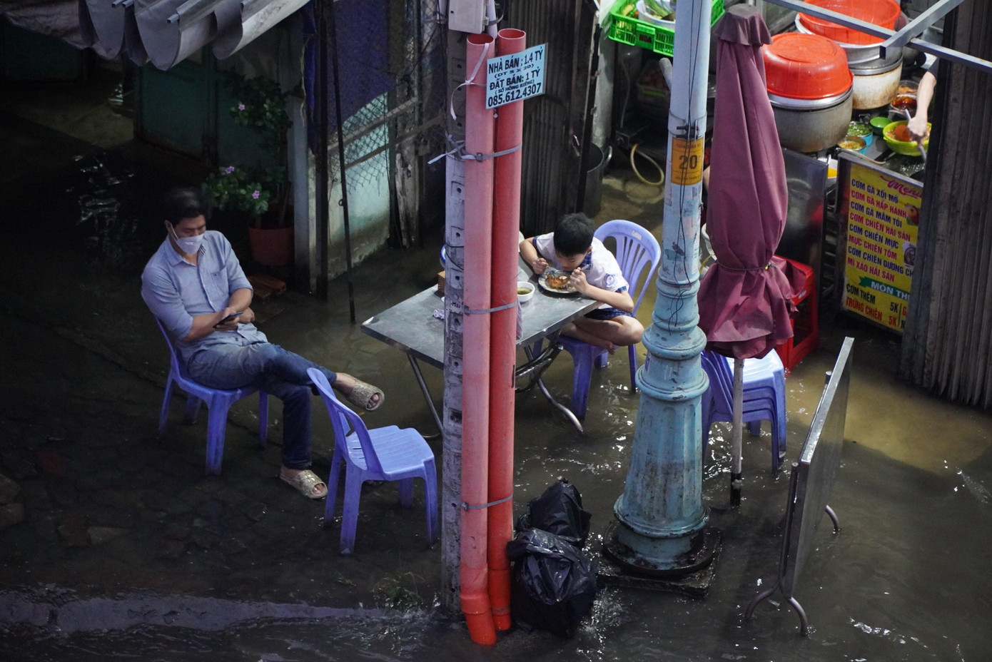 ...và sinh hoạt của nhiều gia đình bị ảnh hưởng.
