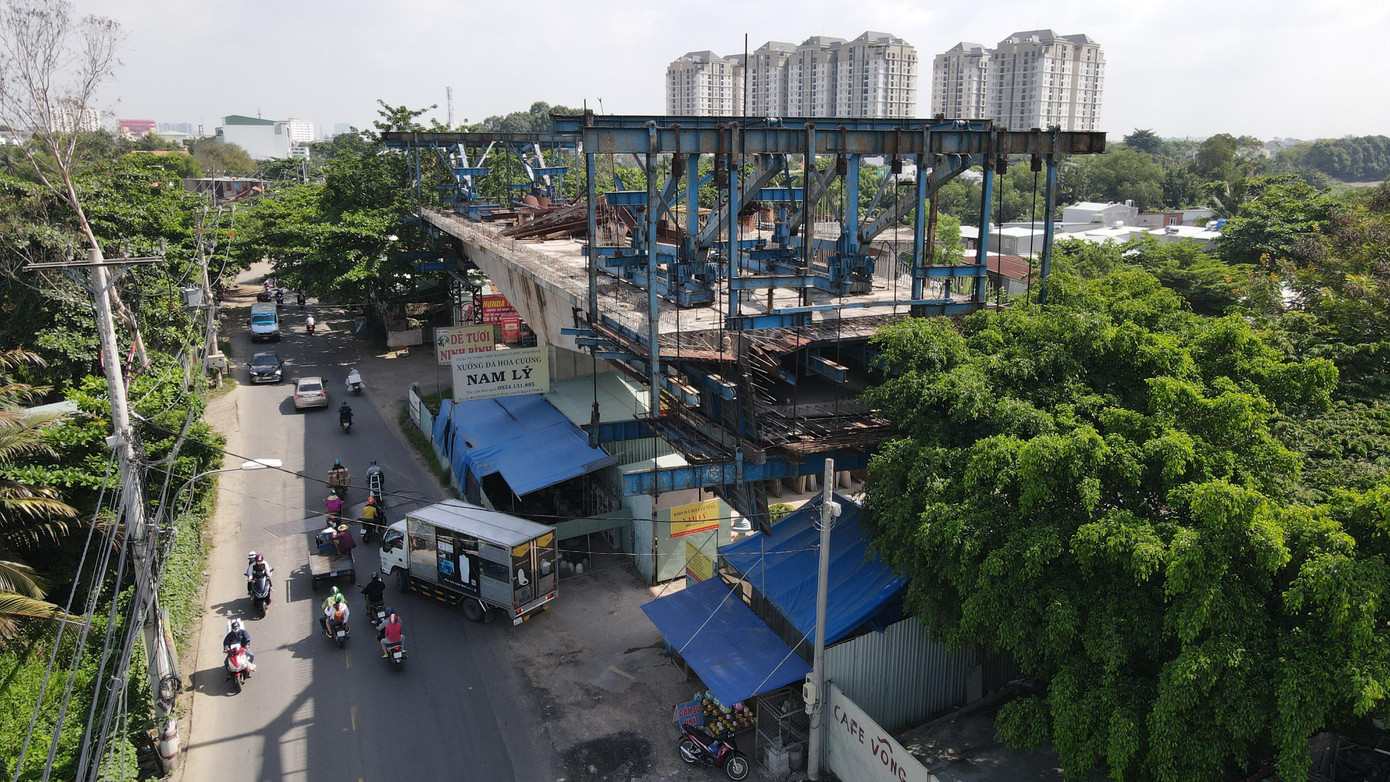 Dự án cầu Nam Lý dự kiến hoàn thành vào năm 2018 nhưng đến nay mới đạt khoảng 39% khối lượng và ngưng thi công từ năm 2019 đến nay để chờ mặt bằng.