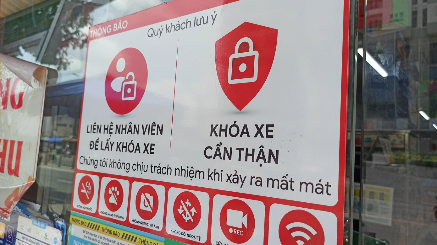 Hiện tại cửa hàng đã dán thông tin cảnh báo, đồng thời nhắc nhở khách hàng lấy ổ khóa để khóa xe lại phòng ngừa mất trộm xe máy. Hiện tại cửa hàng đã dán thông tin cảnh báo, đồng thời nhắc nhở khách hàng lấy ổ khóa để khóa xe lại phòng ngừa mất trộm xe máy.