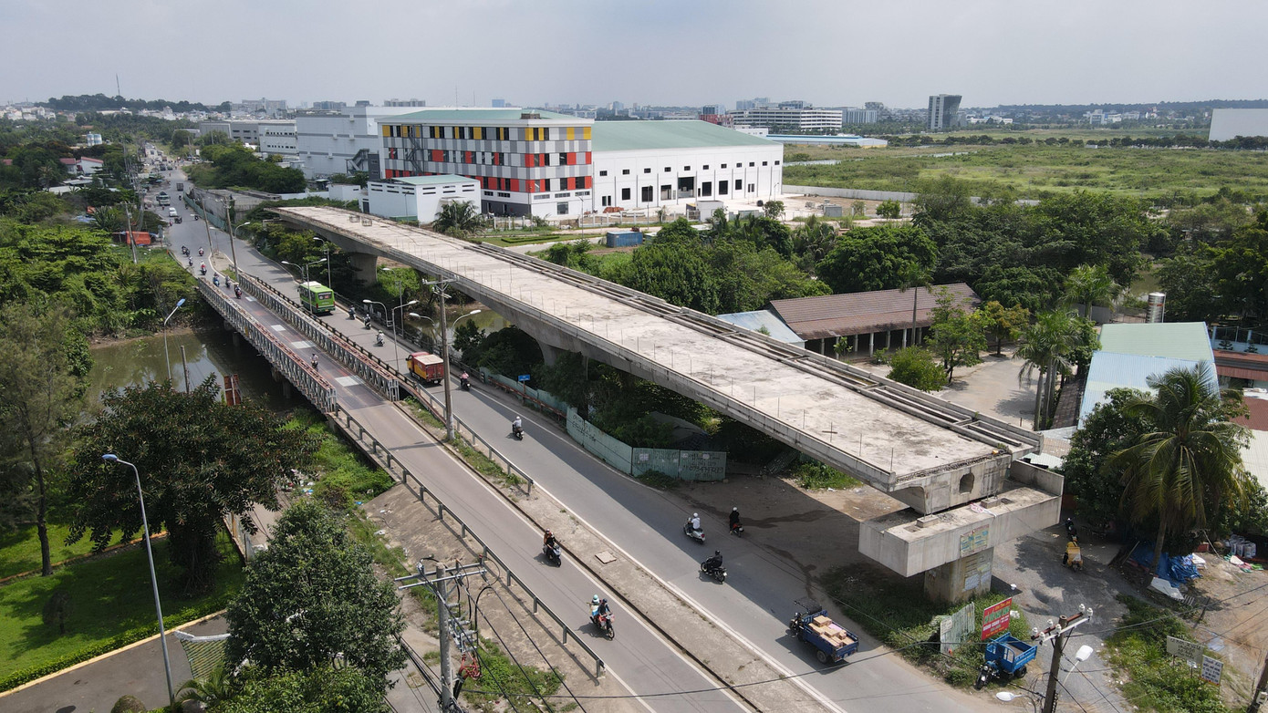 Cầu Tăng Long trên đường Lã Xuân Oai (TP Thủ Đức, TPHCM) là một trong những dự án “đắp chiếu” nhiều năm nay.