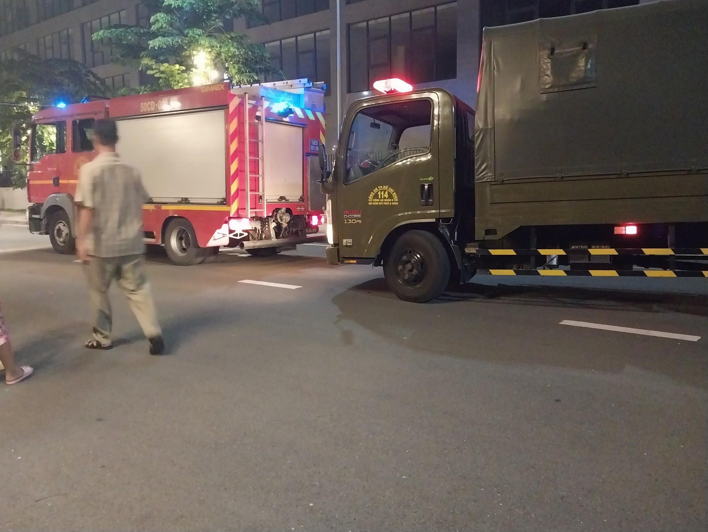 Phương tiện chữa cháy tại hiện trường. Ảnh: Phong Nguyễn