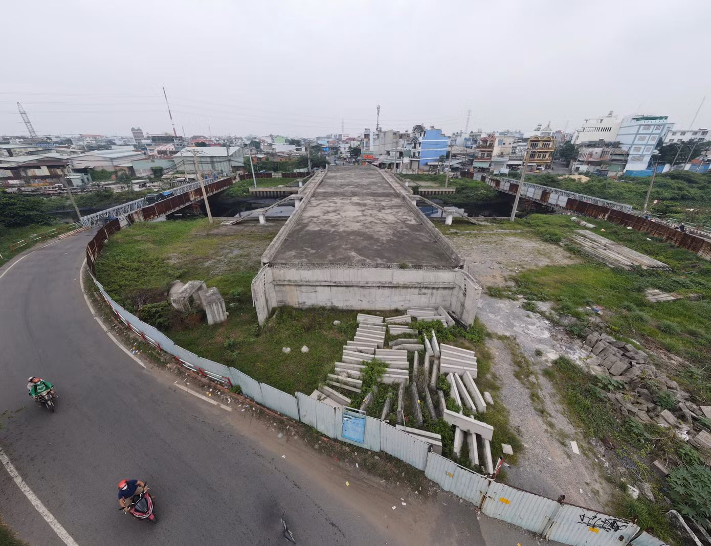 Cầu Tân Kỳ - Tân Quý (quận Bình Tân, TPHCM) bắc qua kênh Tham Lương - Bến Cát được khởi công đầu năm 2018 theo hợp đồng BOT với tổng mức đầu tư hơn 312 tỷ đồng, sau đó nâng lên 668 tỷ đồng do tính cả lãi vay trong thời gian thi công, chờ thu phí hoàn vốn.