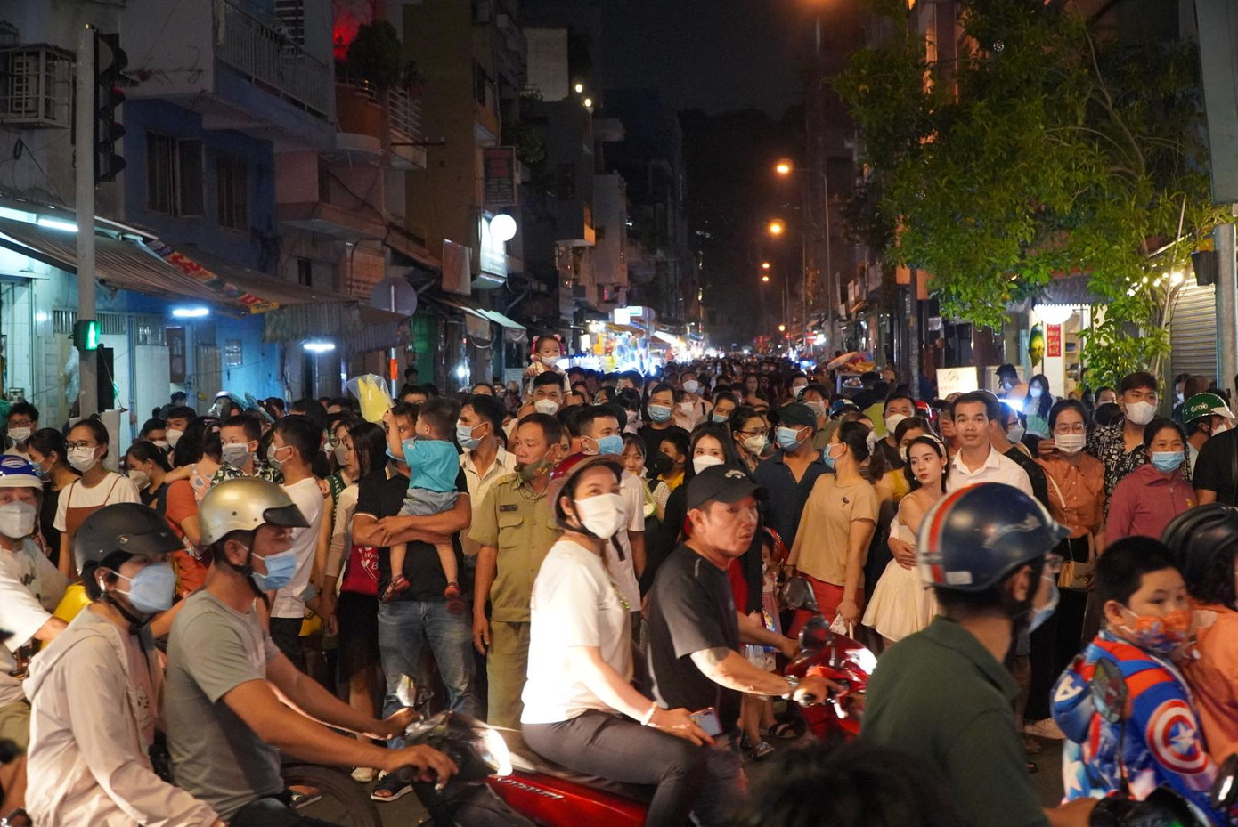 Trong khi đó, các tuyến đường xung quanh khu vực phố lồng đèn Lương Nhữ Học (quận 5) cũng trong tình trạng đông đúc.