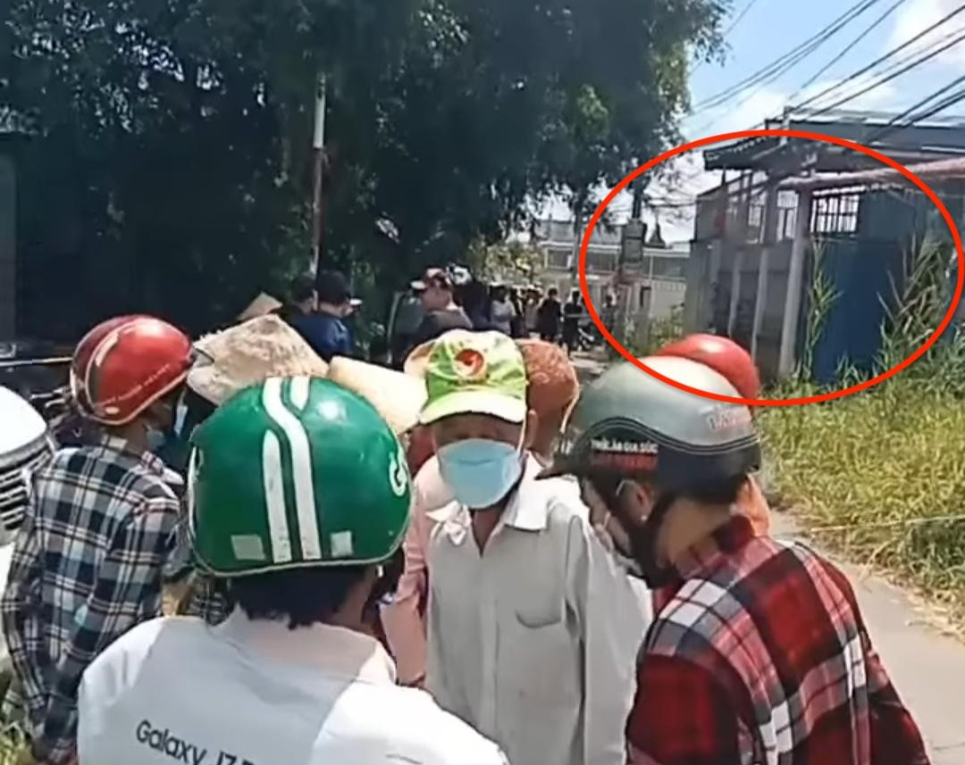 Người dân tụ tập theo dõi trước nhà nạn nhân. (Ảnh chụp từ video do người dân chia sẻ)