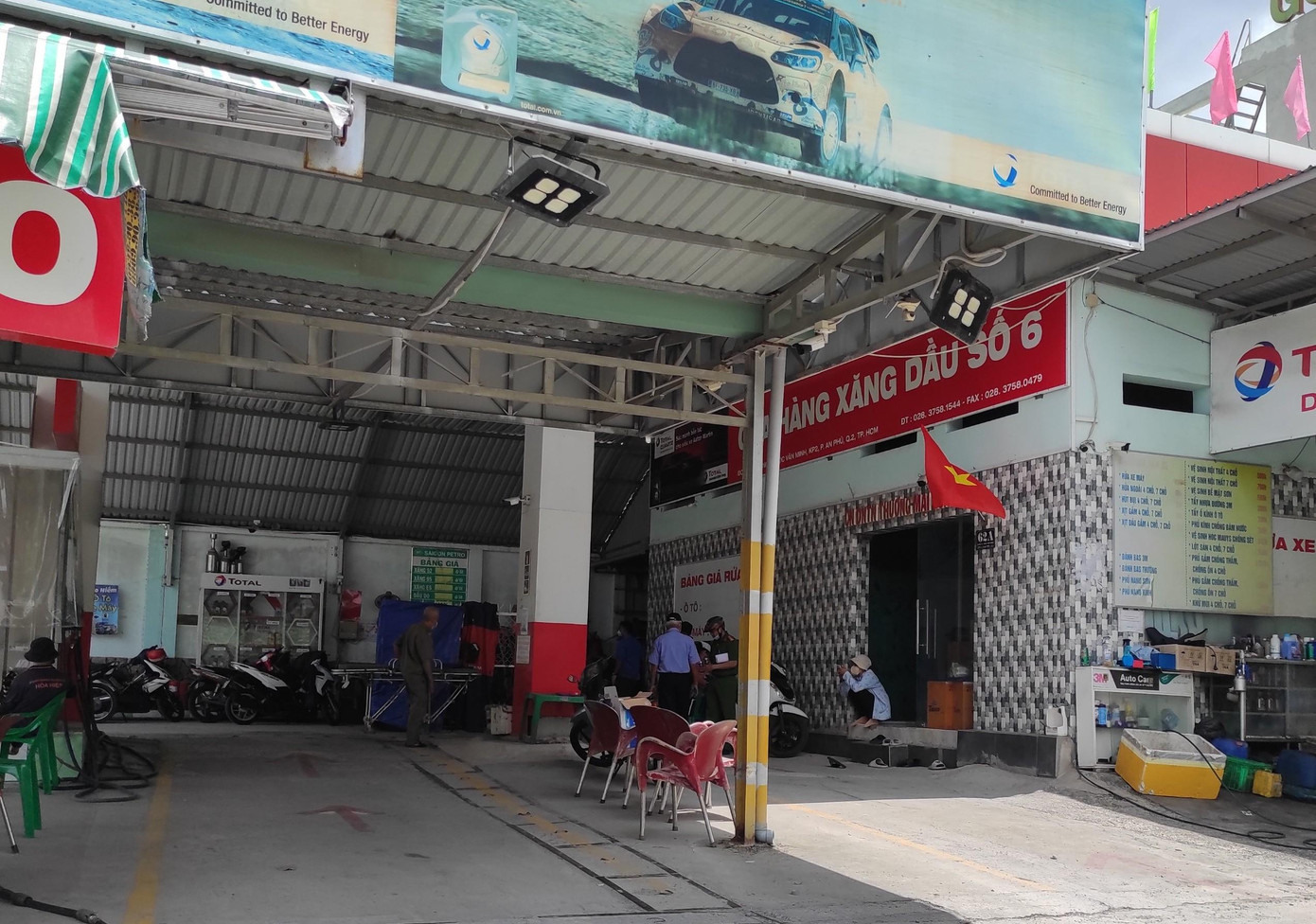 Cơ quan chức năng khám nghiệm hiện trường vụ việc.