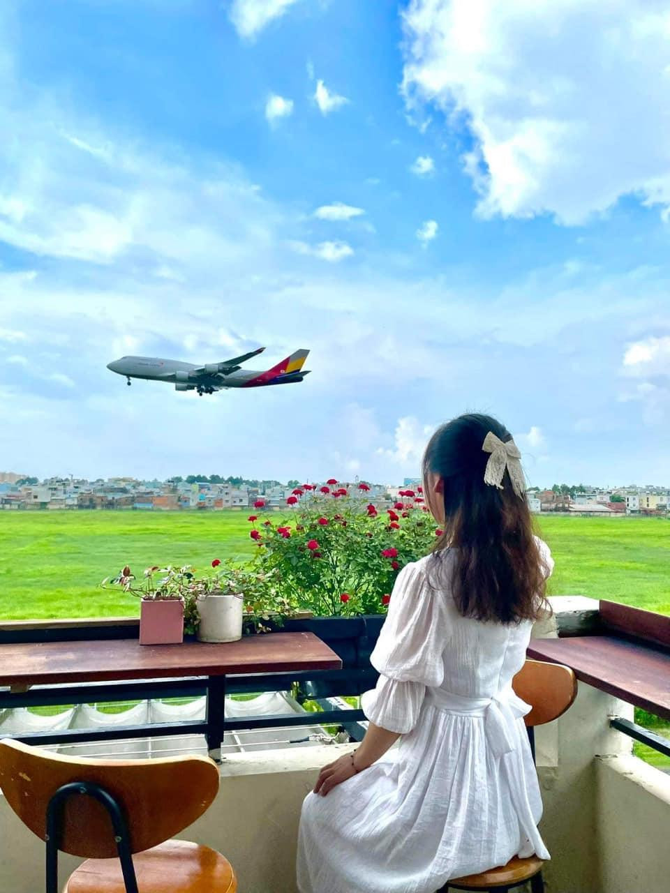 Nhiều bạn trẻ thích thú chụp ảnh &quot;check in&quot;.