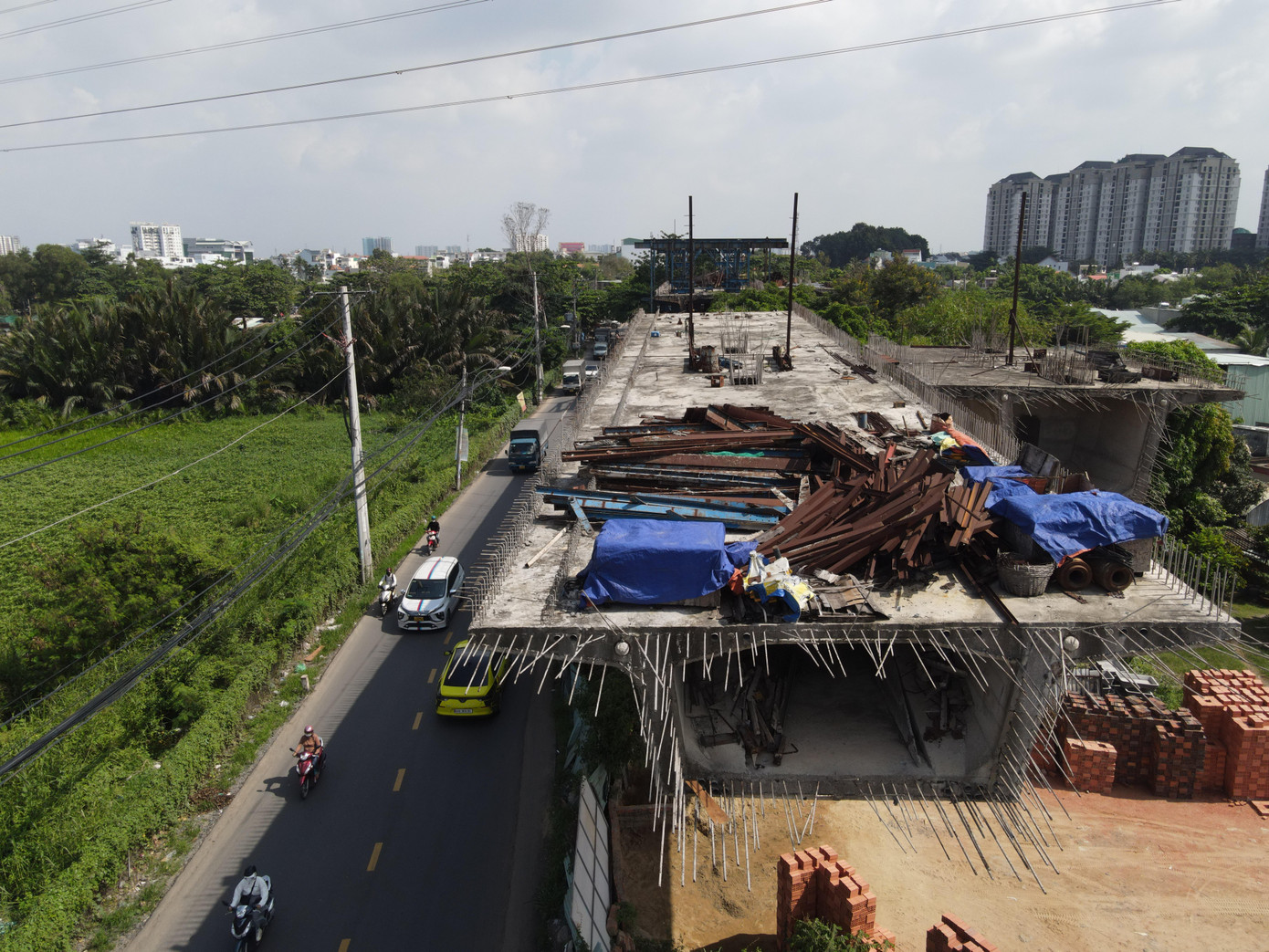 Tương tự, cầu Nam Lý (đường Đỗ Xuân Hợp, TP Thủ Đức, TPHCM) cũng đang trong tình trạng “đắp chiếu” nhiều năm qua.