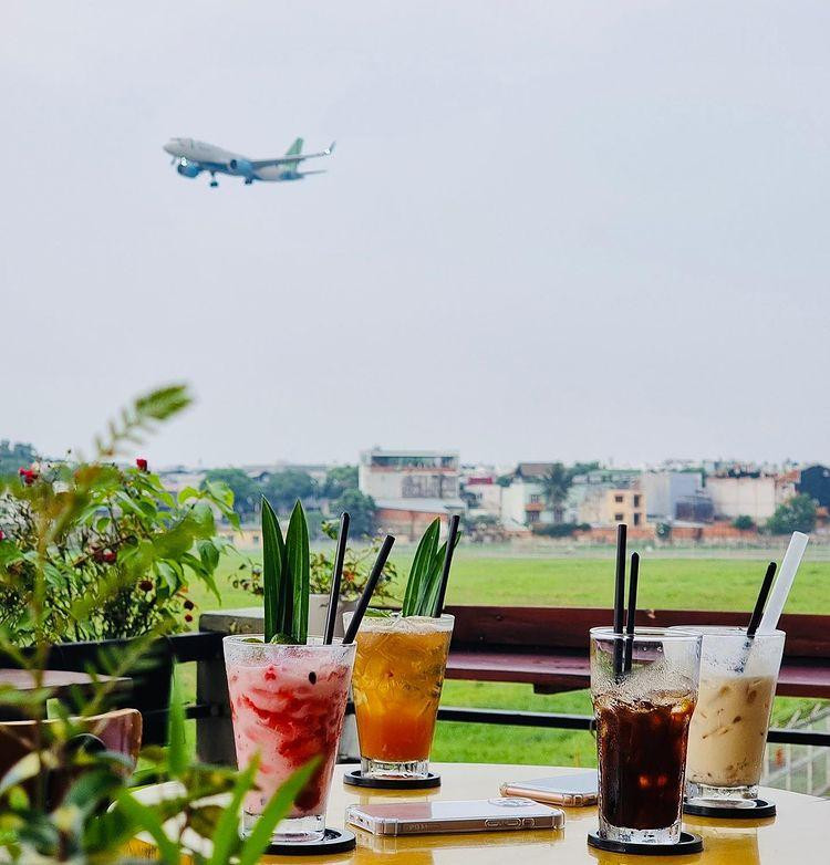 Với giá từ 30.000 - 60.000 đồng/thức uống ở các quán cà phê sân thượng, khách có thể thoải mái uống và ngồi ngắm máy bay hàng giờ.