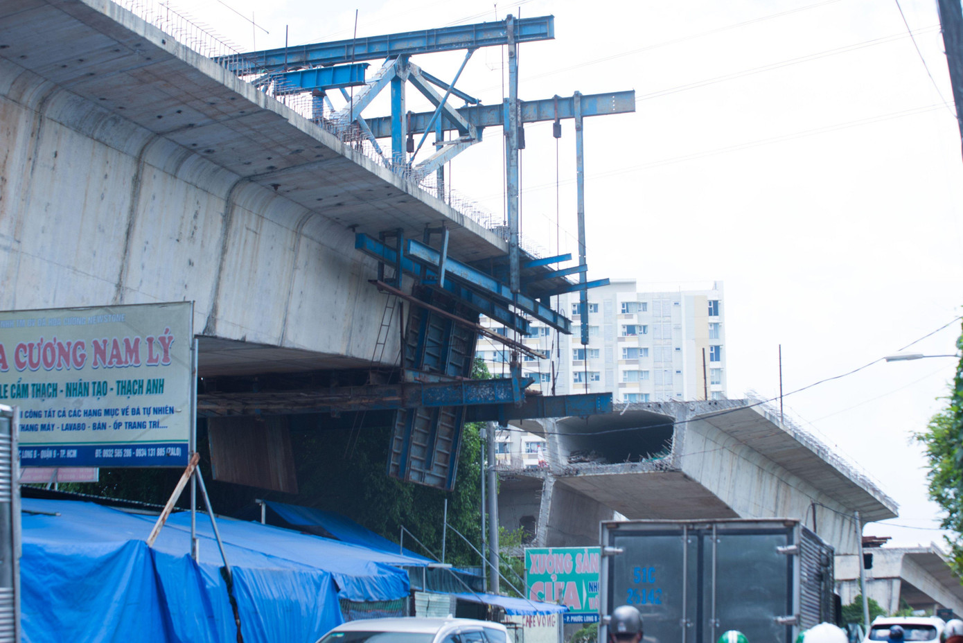 Hiện trạng cầu Nam Lý là những khối bê tông đứt quãng, cỏ dại mọc um tùm.