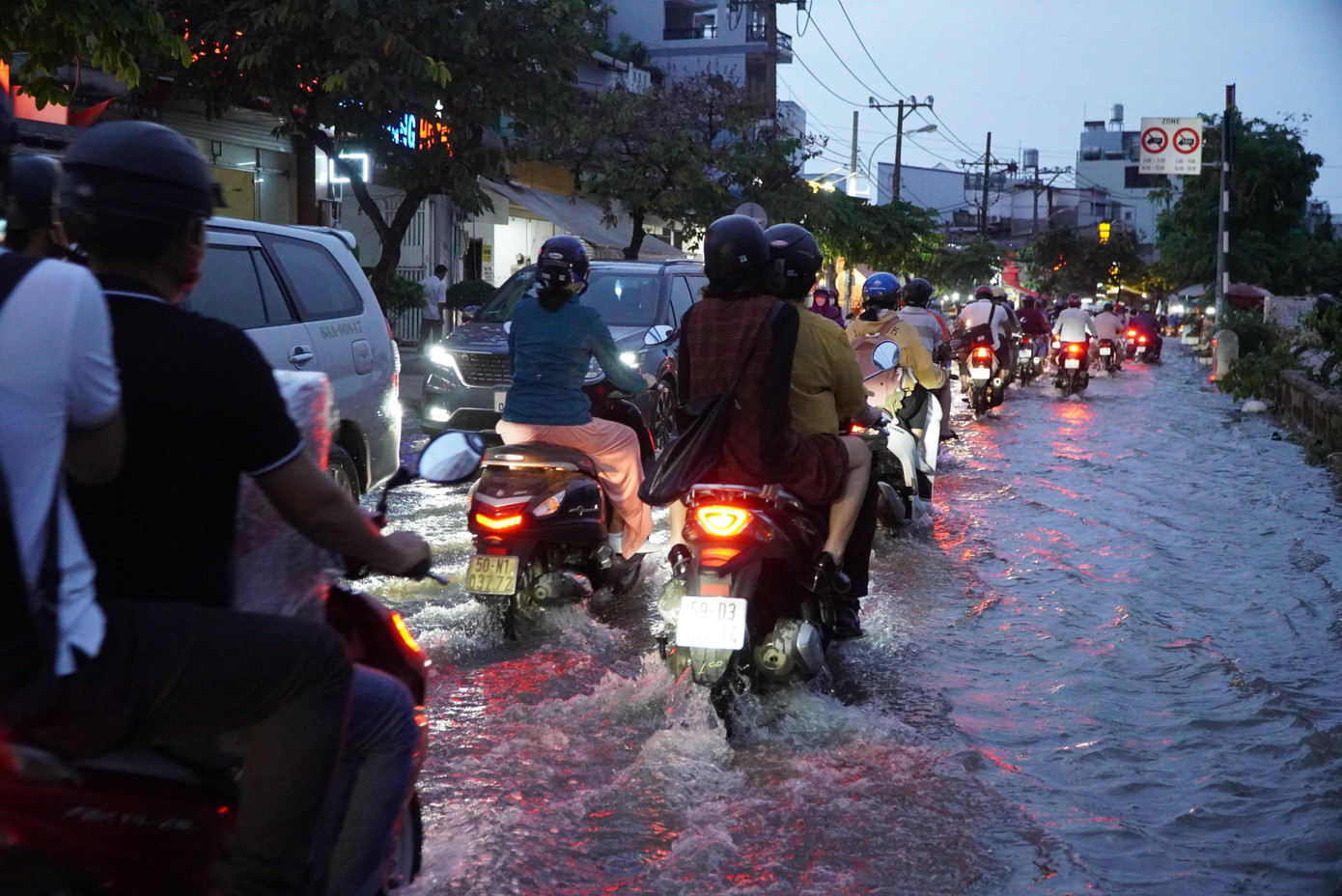 Đến hơn 19h30 cùng ngày, nước mới bắt đầu rút dần.