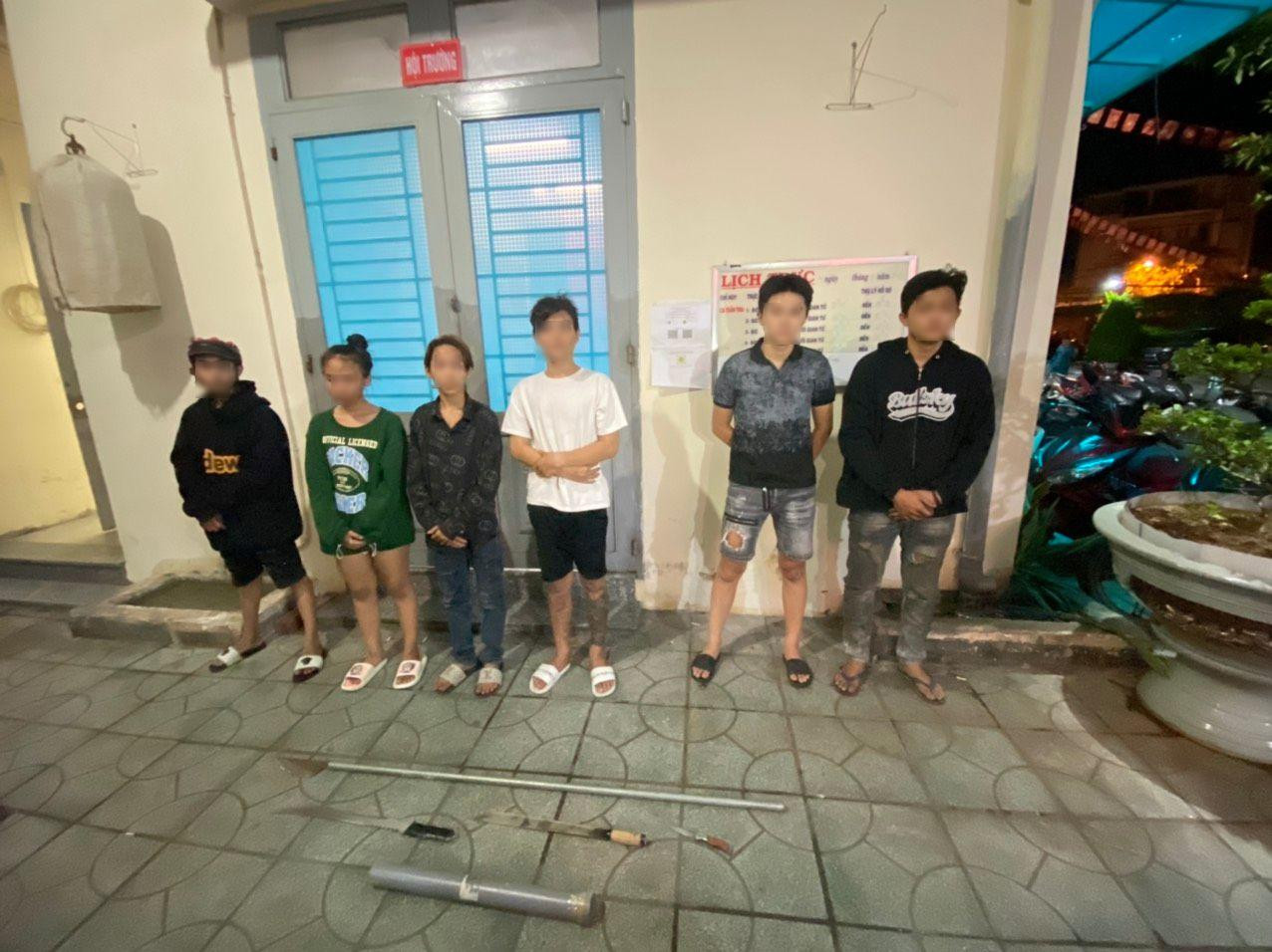 6 thanh thiếu niên được đưa về trụ sở công an. 6 thanh thiếu niên được đưa về trụ sở công an.