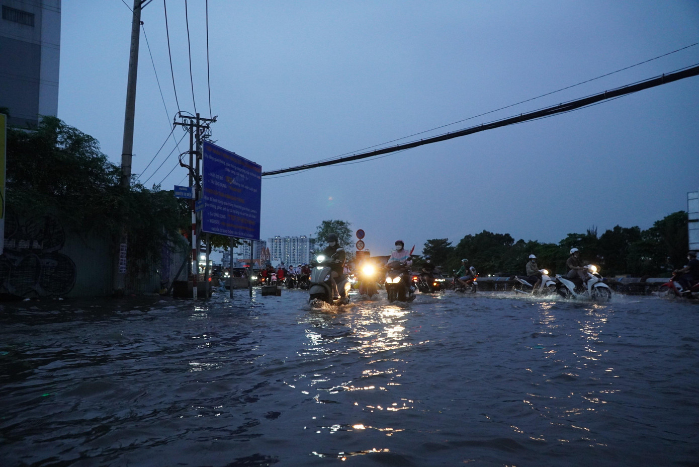 Chiều và tối 12/9, một số tuyến đường thuộc khu vực trũng, thấp của TPHCM như Trần Xuân Soạn, Huỳnh Tấn Phát (quận 7), Lê Văn Lương, Nguyễn Bình, Đào Sư Tích (Nhà Bè)... bị ngập khá nặng do triều cường.