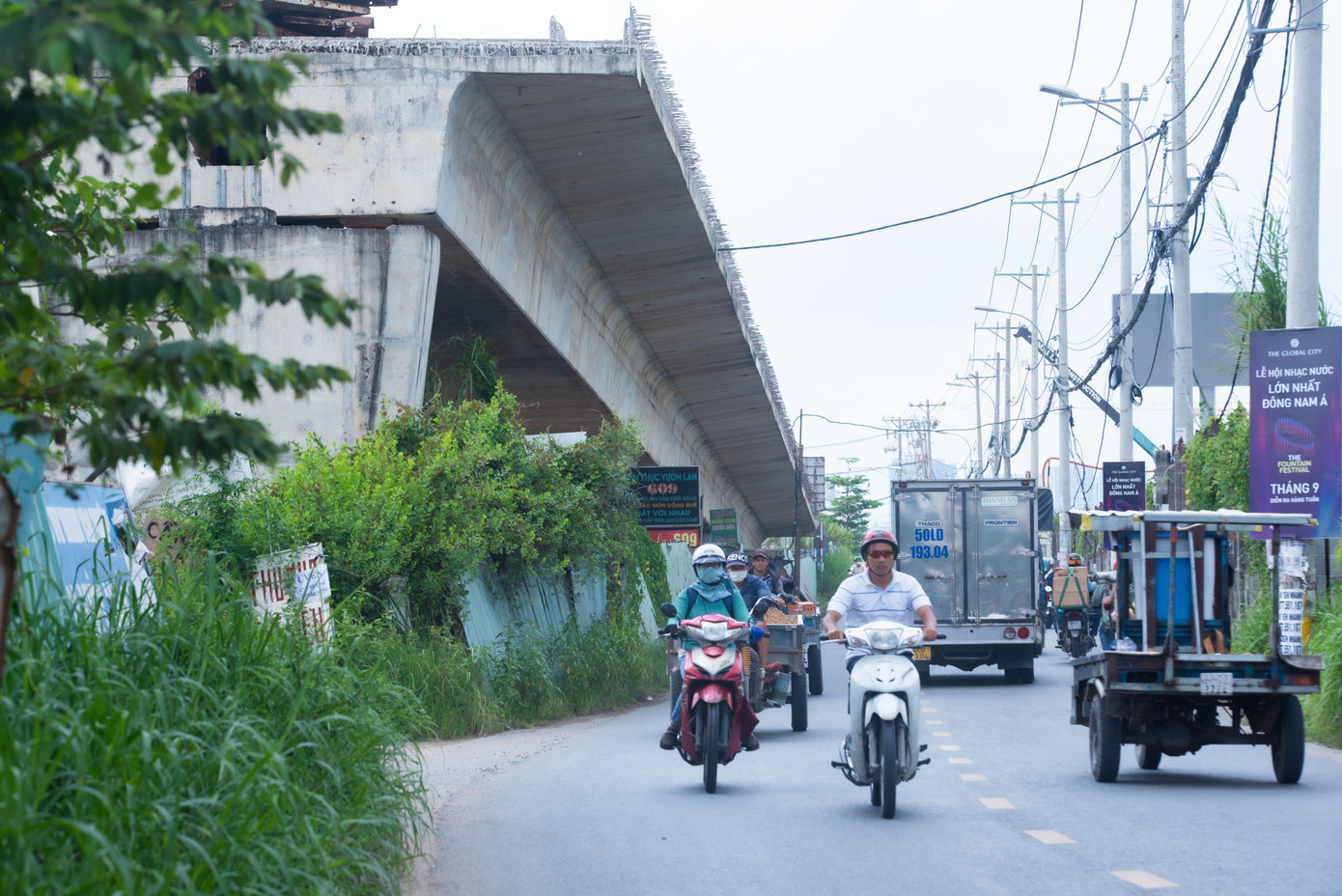 Đường sá càng chật hẹp khó di chuyển hơn bởi nhiều năm qua dự án xây dựng cầu bị trì trệ tiến độ.