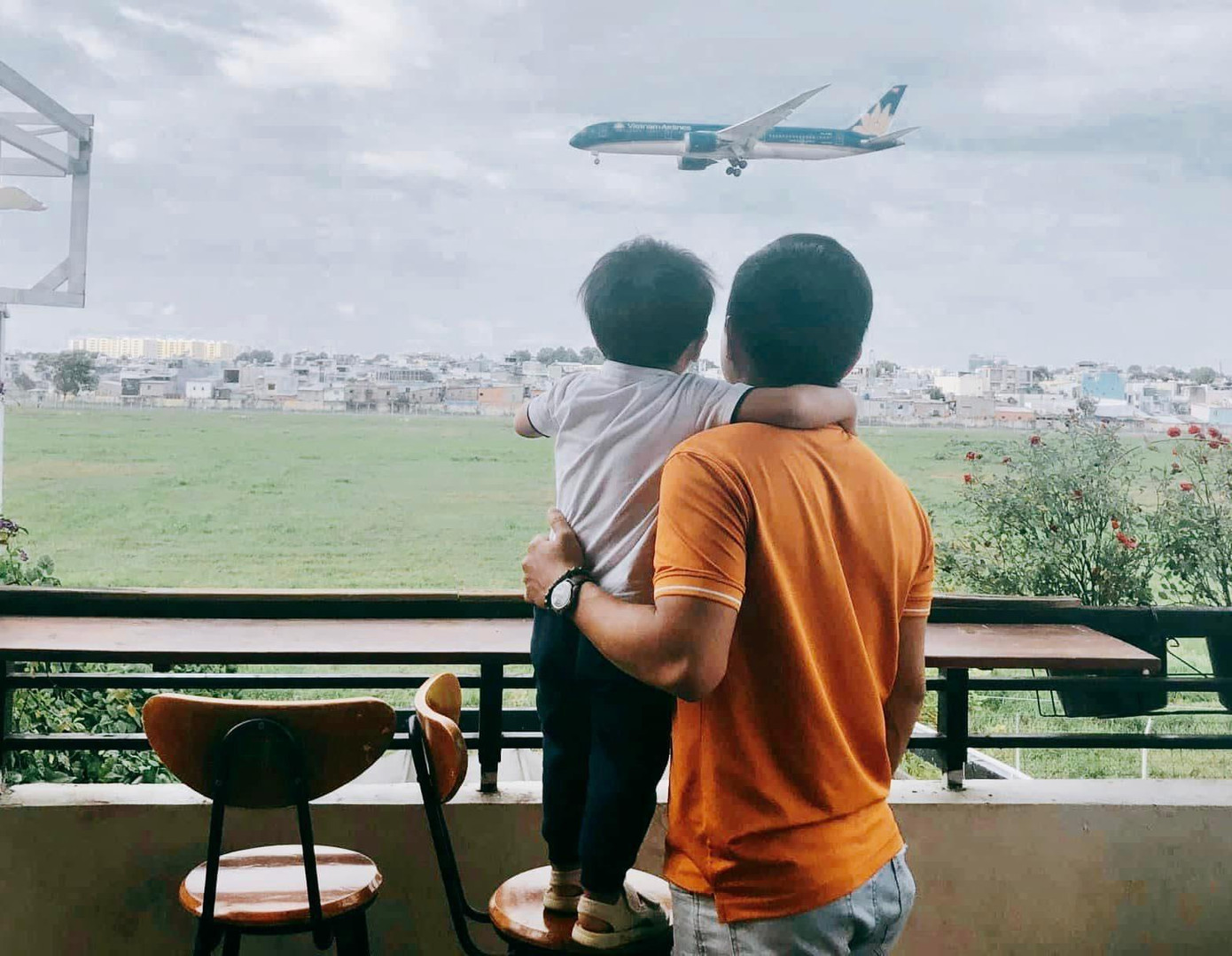 Nhiều gia đình đưa con lên cà phê sân thượng ngắm máy bay.
