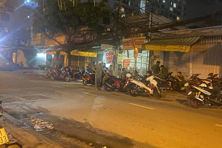 Đến rạng sáng 12/9, lực lượng chức năng vẫn đang phong tỏa, khám nghiệm hiện trường. Đến rạng sáng 12/9, lực lượng chức năng vẫn đang phong tỏa, khám nghiệm hiện trường.