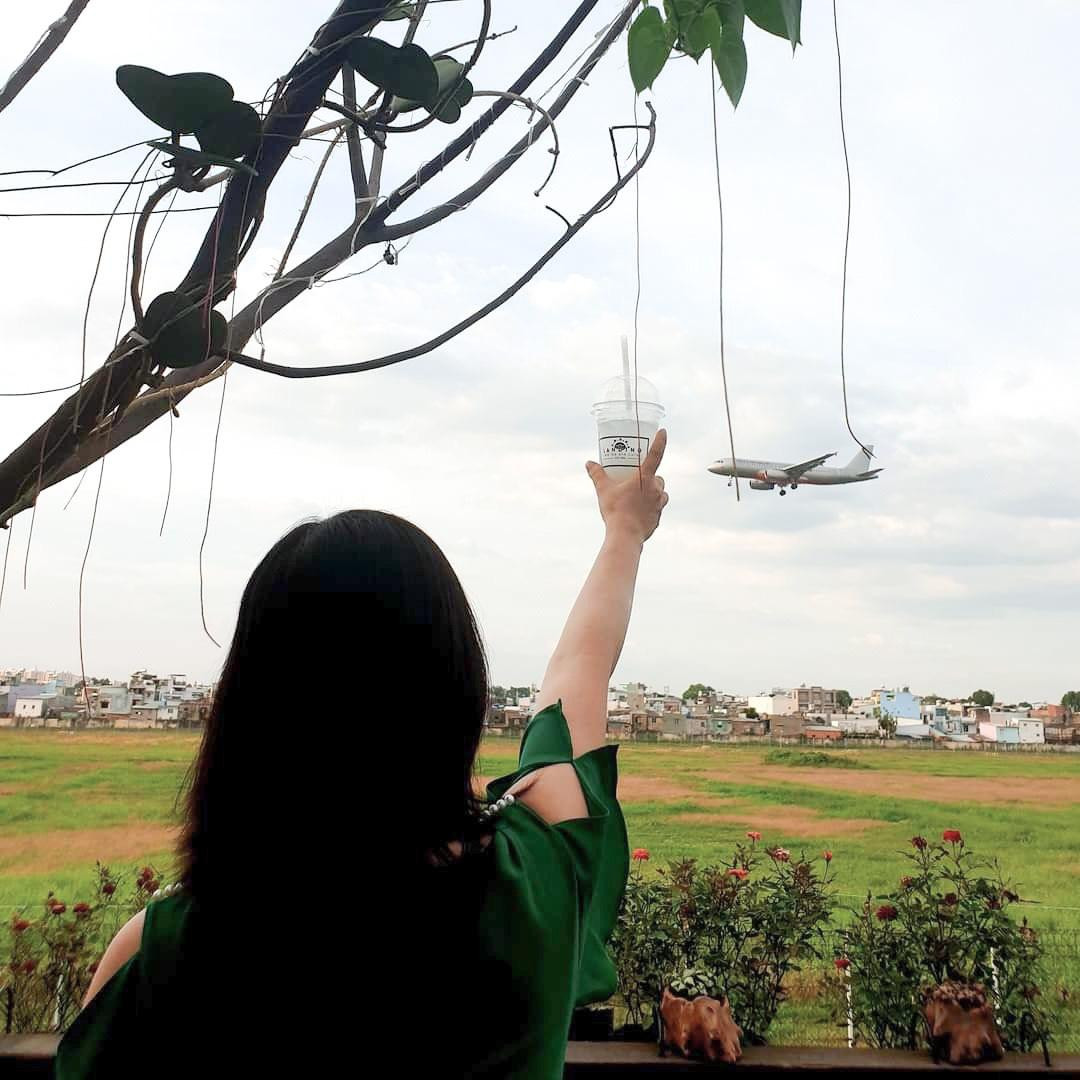 Theo một chủ quán cà phê sân thượng trên đường Nguyễn Văn Công (quận Gò Vấp), mở quán cà phê ngắm máy bay phải tốn nhiều thời gian để tìm kiếm và thuê mặt bằng là sân thượng các toà nhà có tầm nhìn đẹp với giá cao hơn các quán cà phê dưới mặt đất.