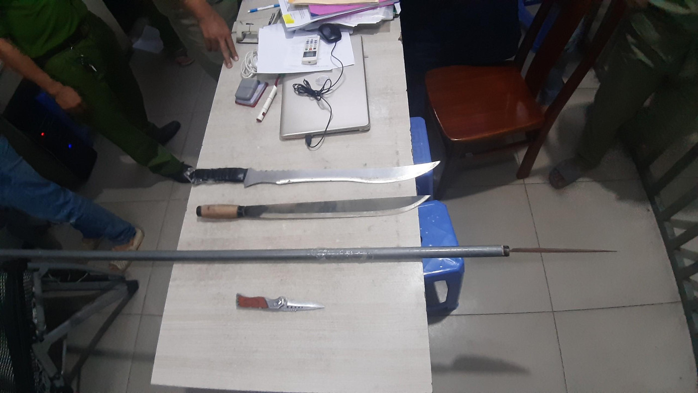 Nhiều hung khí được thu giữ. Nhiều hung khí được thu giữ.