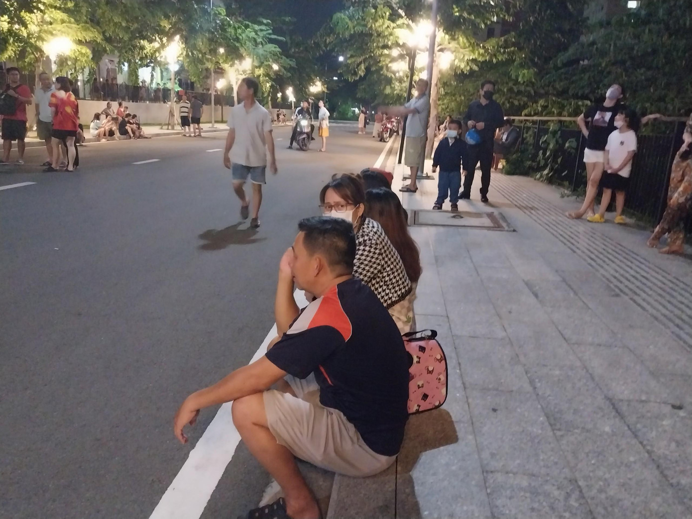 Người dân theo dõi vụ việc. Ảnh: Phong Nguyễn