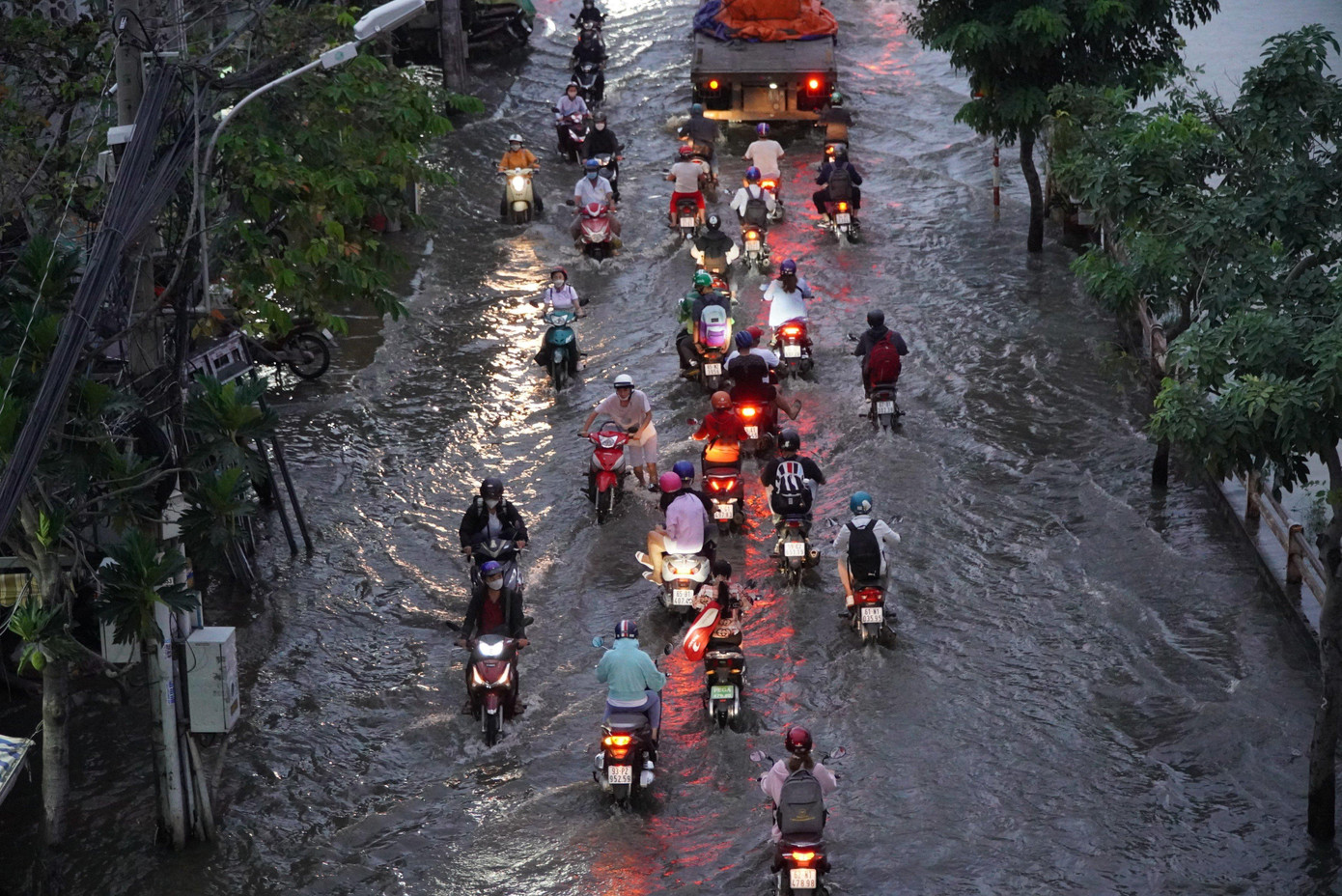 Triều cường gây ngập đường Trần Xuân Soạn (quận 7).&gt;/p&gt;