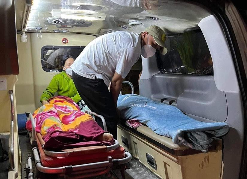 Gia đình đưa các nạn nhân về nhà để mai táng.