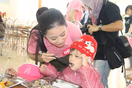 “Bé ăn ngon chị sẽ thưởng nào!”