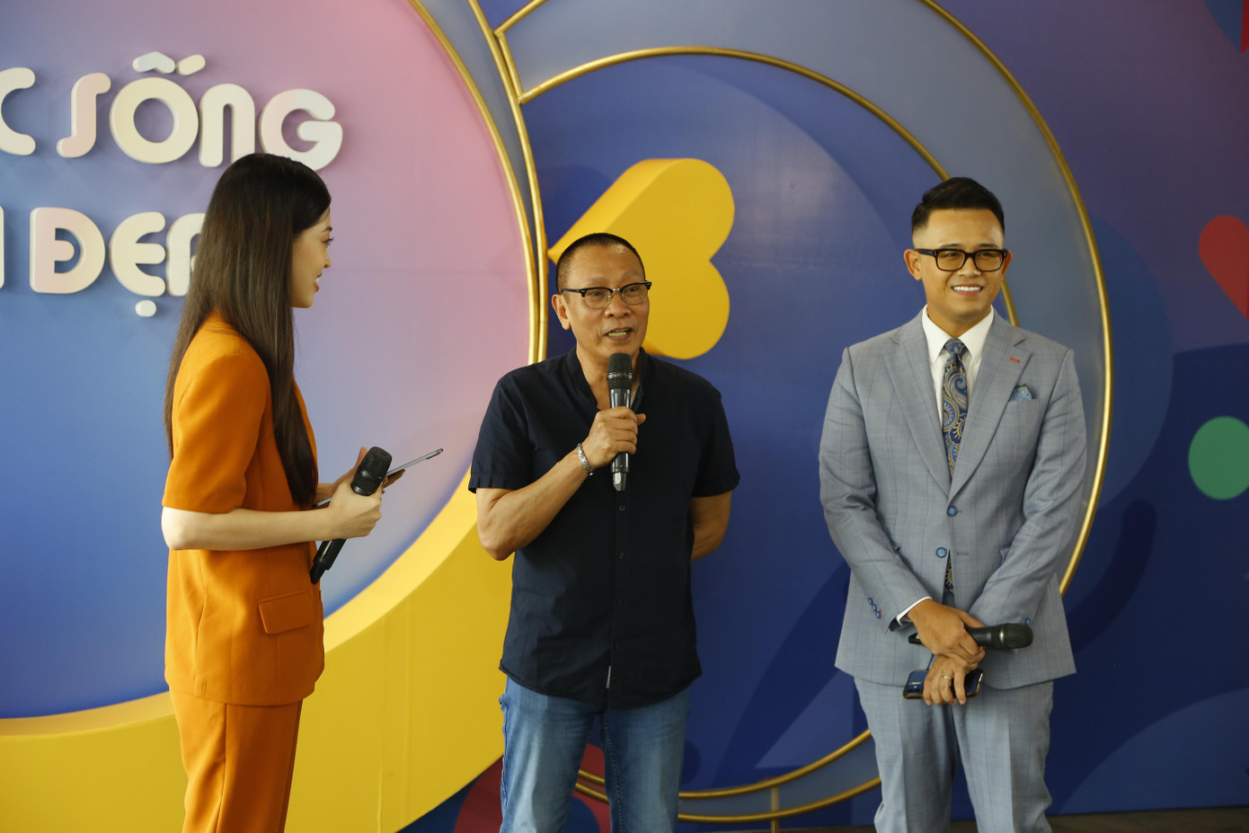 Nhà báo Lại Văn Sâm là một trong số giám khảo chấm thi video các gia đình gửi về "Cuộc sống tươi đẹp". Nhà báo Lại Văn Sâm là một trong số giám khảo chấm thi video các gia đình gửi về "Cuộc sống tươi đẹp".