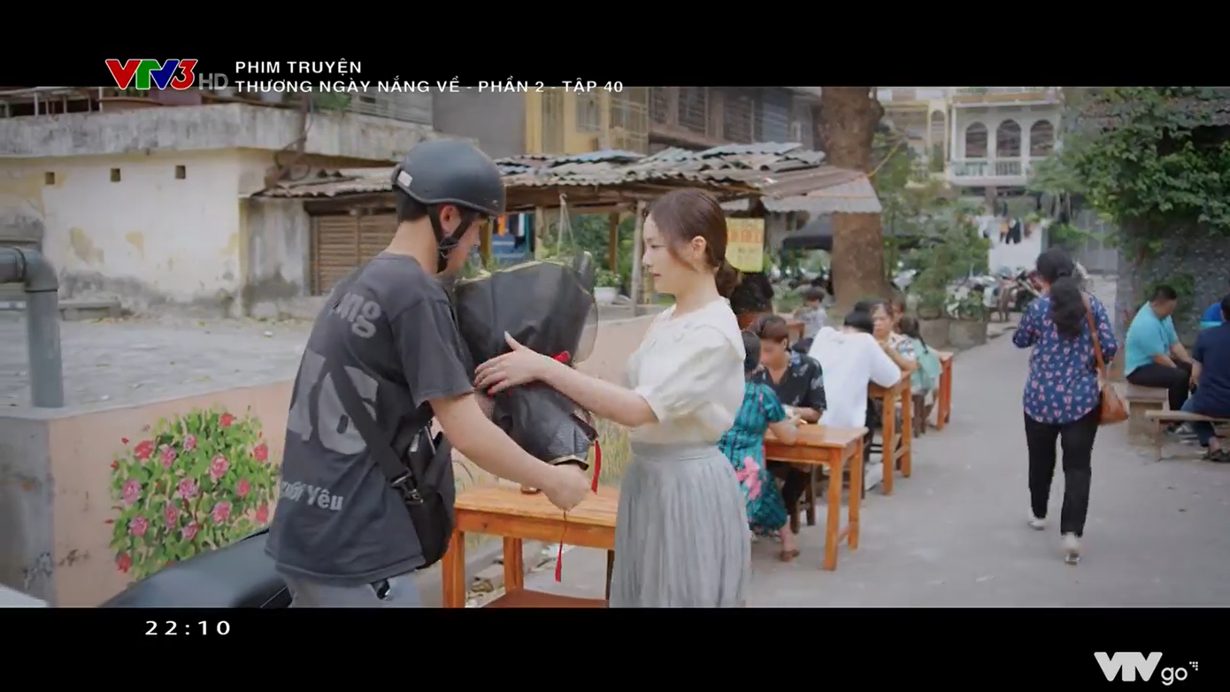 Hồng Đăng được nhắc đến gián tiếp trong cảnh phim Khánh (Lan Phương) nhận hoa.