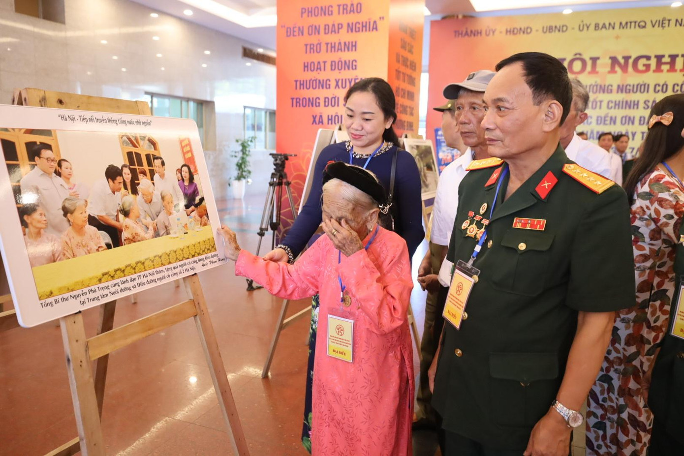 Mẹ Việt Nam Anh hùng Bùi Thị Nhuần (102 tuổi, Gia Lâm) có chồng và một con trai là liệt sĩ.