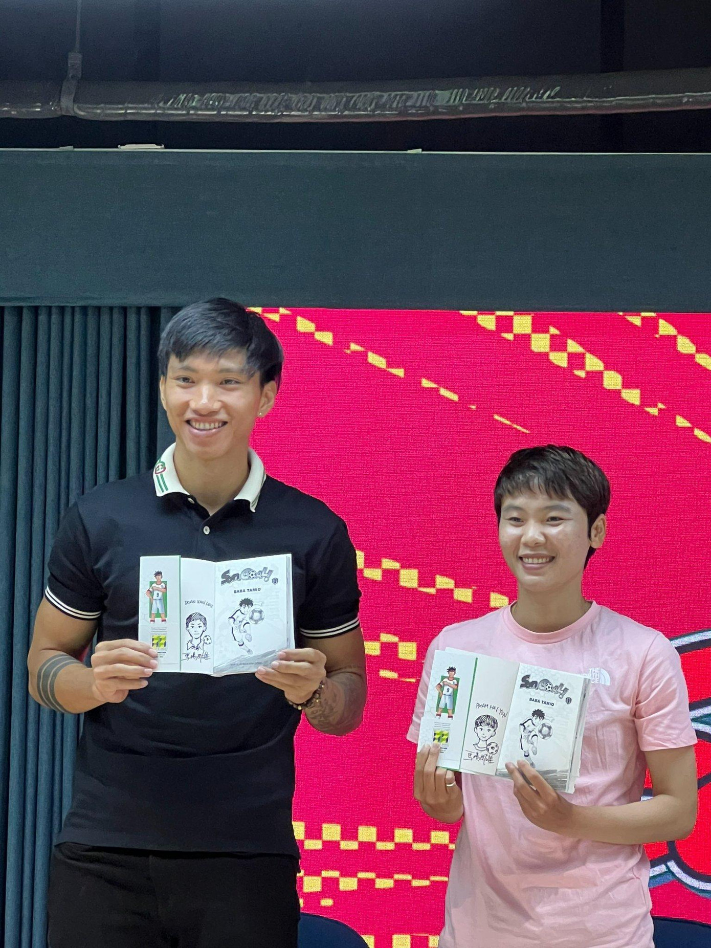 Hai cầu thủ Đoàn Văn Hậu và Phạm Hải Yến giao lưu cùng độc giả trong lễ ra mắt "Sơn, Goal!".