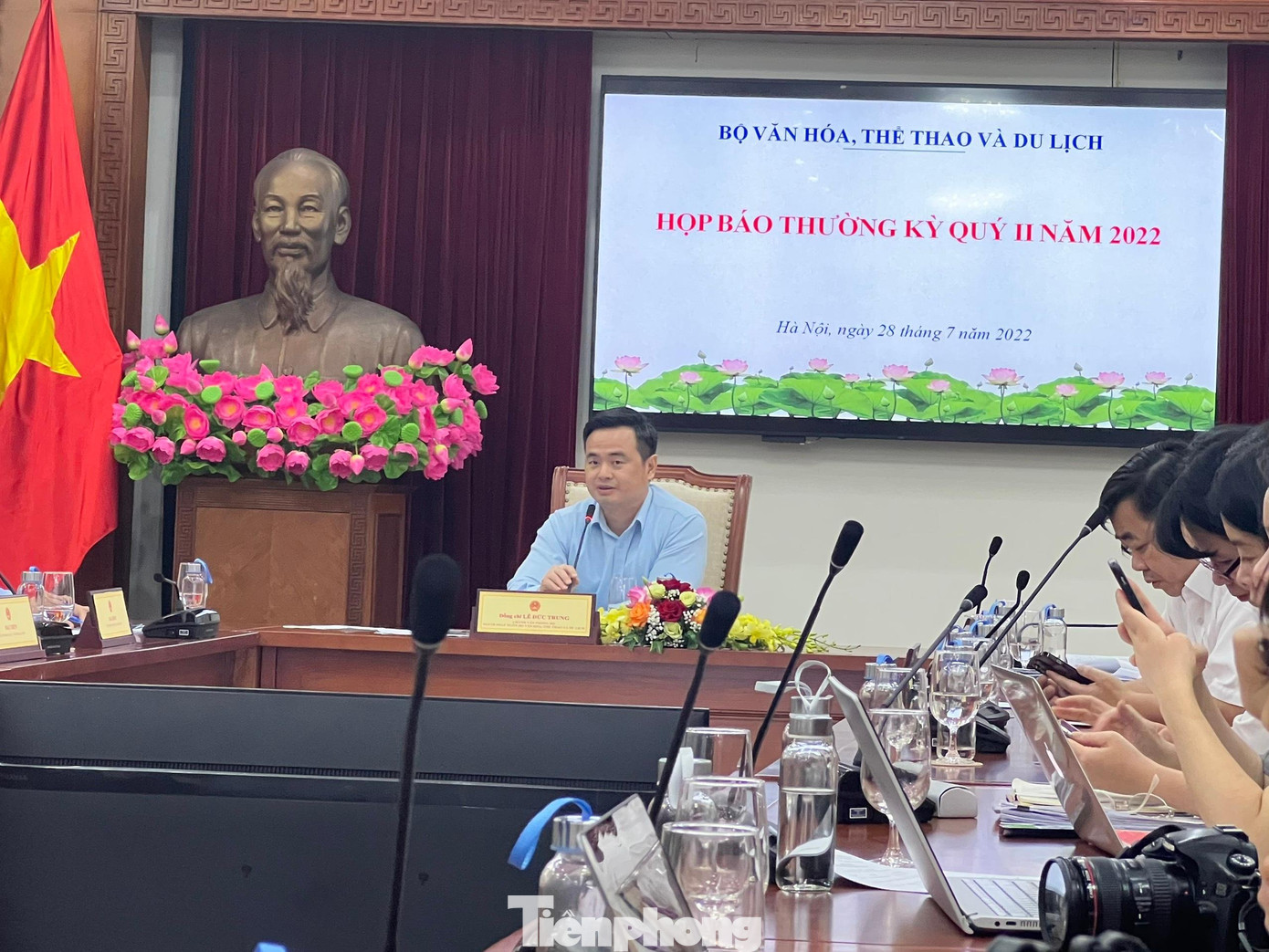 Người Phát ngôn Bộ VHTTDL: Bộ chưa nhận được thêm thông tin mới về hai nghệ sĩ. Người Phát ngôn Bộ VHTTDL: Bộ chưa nhận được thêm thông tin mới về hai nghệ sĩ.