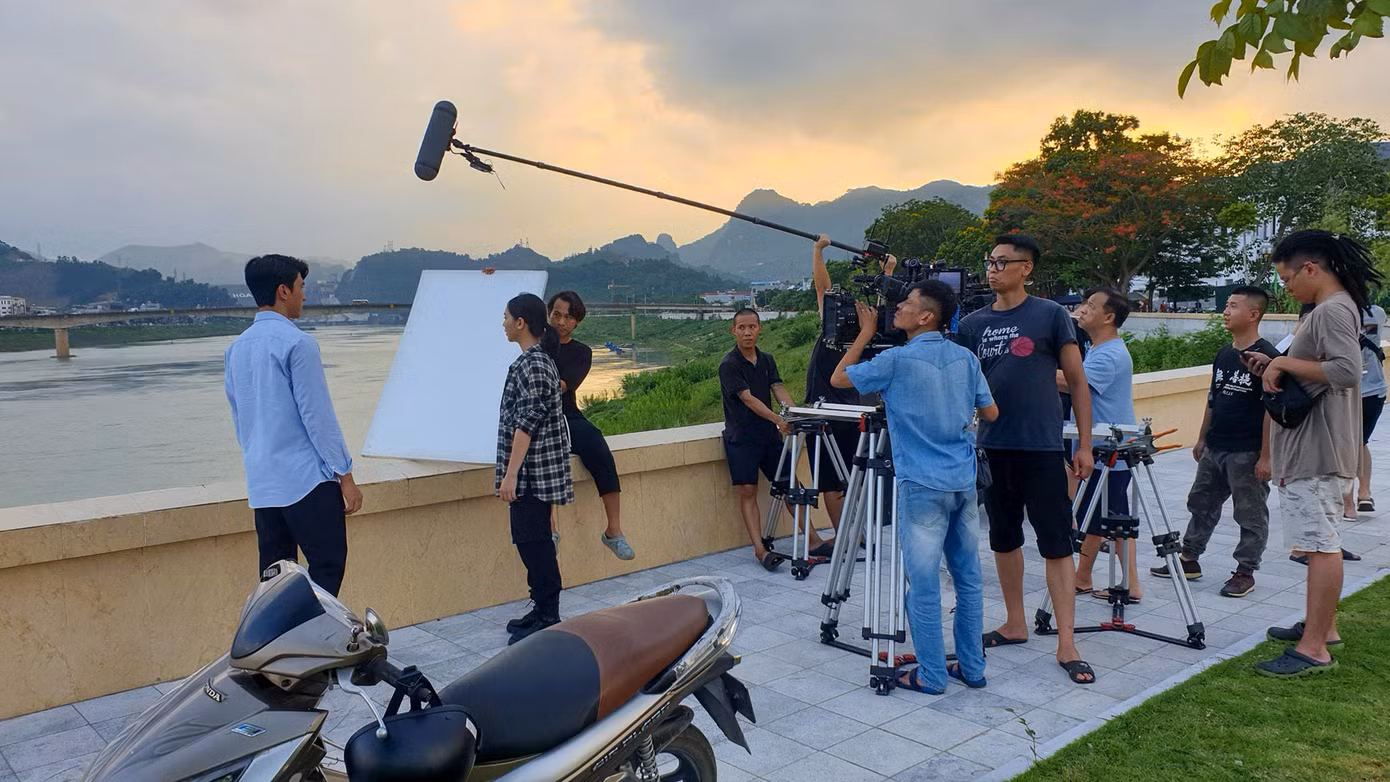 Bình An và Quỳnh Kool trong một bối cảnh "Ga-ra hạnh phúc".