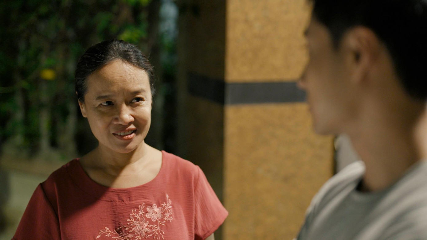 Tú Oanh thay đổi từ ngoại hình tới nét diễn trong vai người mẹ của Vũ (Thanh Sơn). Chị có sự tung hứng ăn ý với đàn em Thanh Sơn ở Nhà hát Tuổi trẻ.