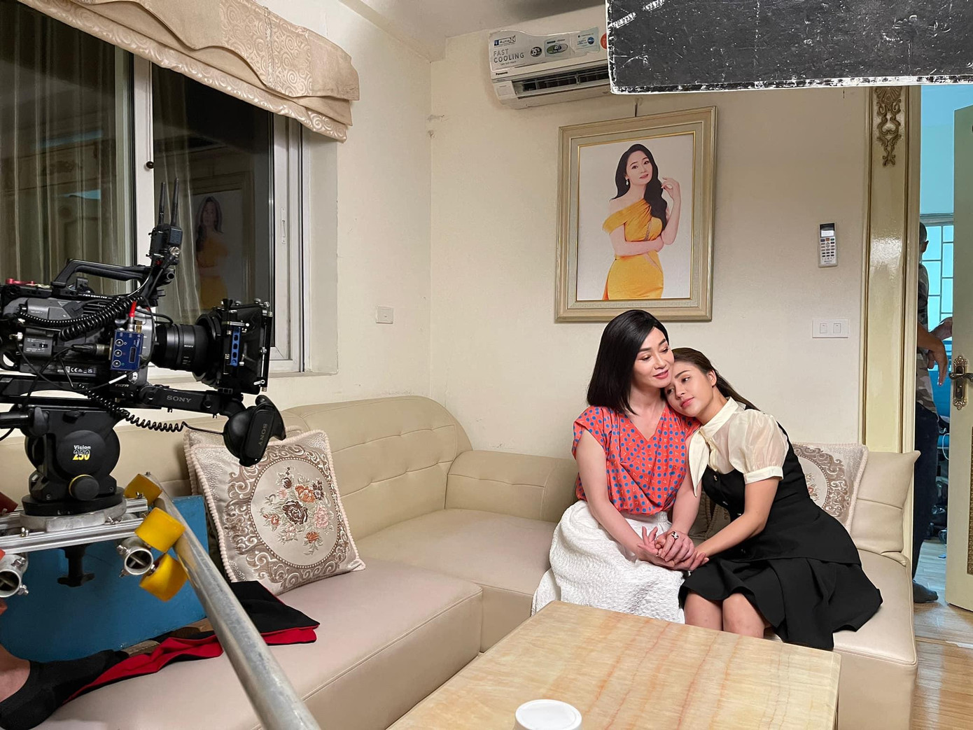 Ảnh hậu trường của Quách Thu Phương và diễn viên Lương Thu Trang. Dù chưa tiết lộ nhiều về vai diễn nhưng khán giả có thể đoán về mối quan hệ thân thiết của hai người trên phim. Ảnh hậu trường của Quách Thu Phương và diễn viên Lương Thu Trang. Dù chưa tiết lộ nhiều về vai diễn nhưng khán giả có thể đoán về mối quan hệ thân thiết của hai người trên phim.