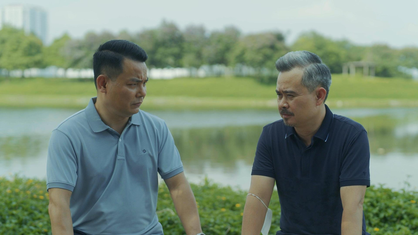 NSƯT Mai Nguyên và nghệ sĩ Vĩnh Xương (phải) từng có lúc không thể thoại nổi vì mệt và... đói.