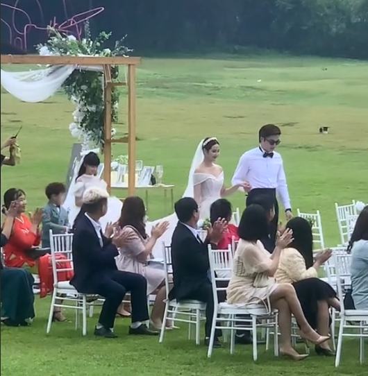 Hình ảnh Đình Tú dắt tay Huyền Lizzie tiến về sân khấu.