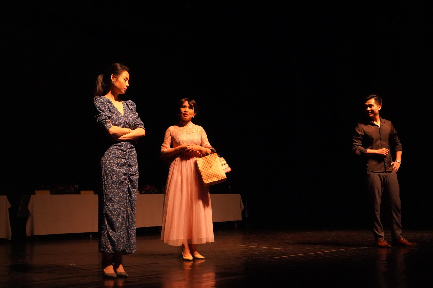 Một phân cảnh do diễn viên tự tập, tự cảm nhận về nhân vật trong "Hedda Gabler". Một phân cảnh do diễn viên tự tập, tự cảm nhận về nhân vật trong "Hedda Gabler".