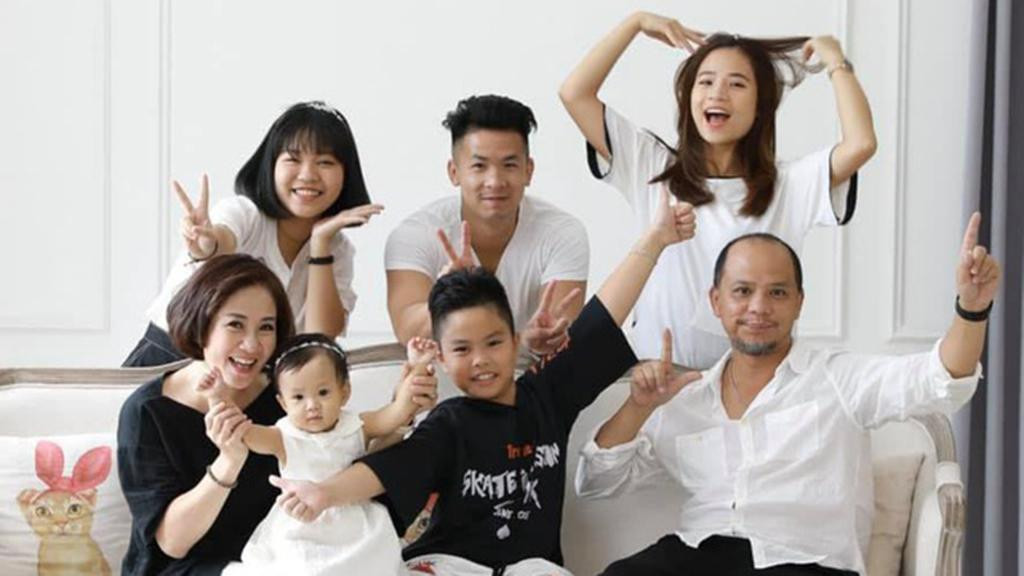 Vợ chồng Nguyệt Hằng-Anh Tuấn lên chức ông bà ngoại từ khá sớm.