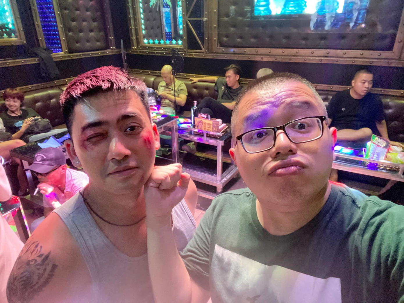 Đạo diễn Bùi Quốc Việt trêu đùa diễn viên Bảo Anh. Đạo diễn Bùi Quốc Việt trêu đùa diễn viên Bảo Anh.