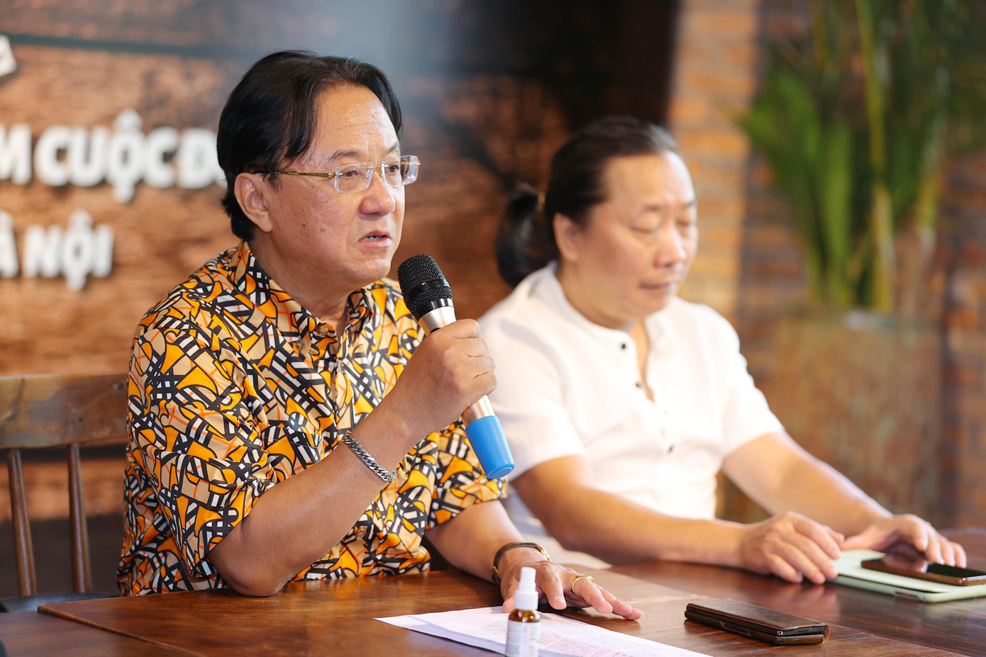 Nhà thơ Hồng Thanh Quang nói mình "được cấy tế bào như đứa trẻ". Nhà thơ Hồng Thanh Quang nói mình "được cấy tế bào như đứa trẻ".