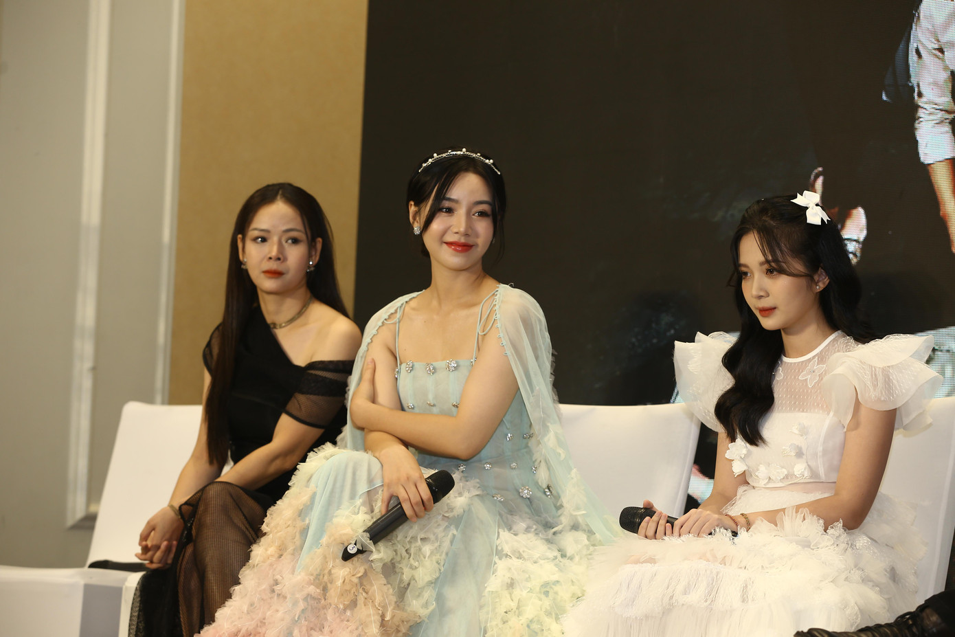 Diễm Hương, Quỳnh Kool, Ngọc Huyền-dàn nữ trong "Ga-ra hạnh phúc". Diễm Hương, Quỳnh Kool, Ngọc Huyền-dàn nữ trong "Ga-ra hạnh phúc".