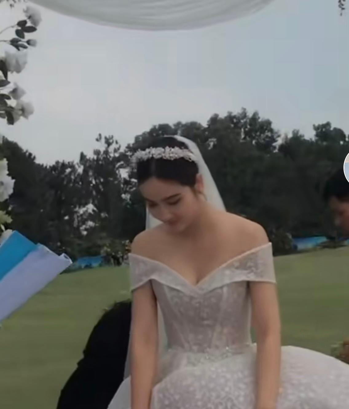 Hình ảnh cô dâu Vân Trang bị rò rỉ khiến khán giả nghĩ tới cái kết đẹp cho đôi Trang-Duy.