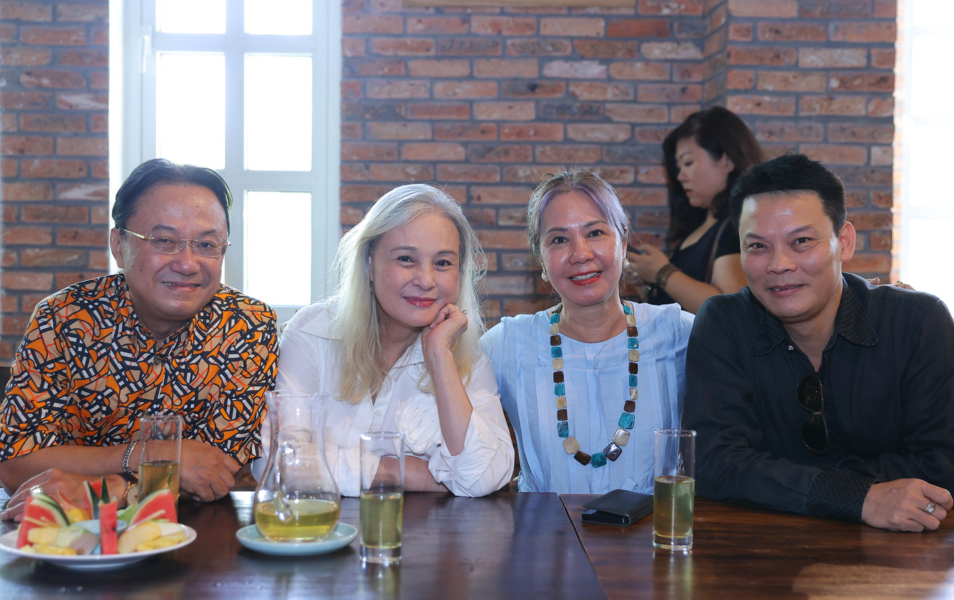 Nhà thơ Hồng Thanh Quang cùng NSND Hoàng Cúc, NSƯT Thu Hà và đạo diễn Lê Quý Dương. Nhà thơ Hồng Thanh Quang cùng NSND Hoàng Cúc, NSƯT Thu Hà và đạo diễn Lê Quý Dương.