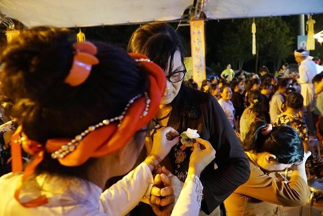 Nghi thức Bông hồng cài áo trong mùa Vu lan. Nghi thức Bông hồng cài áo trong mùa Vu lan.