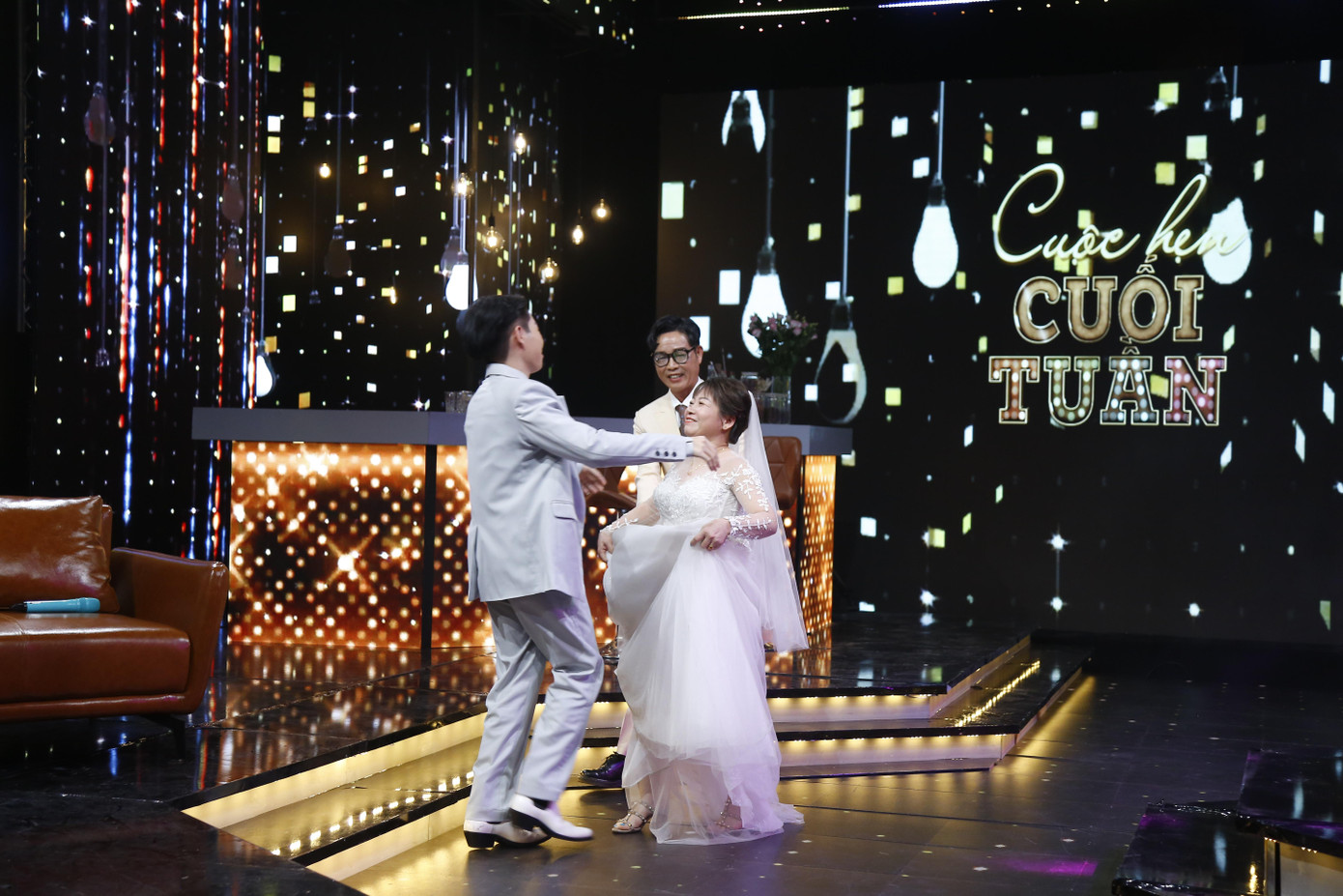 Giây phút Đức Phúc bất ngờ đón bố mẹ trên sân khấu. Giây phút Đức Phúc bất ngờ đón bố mẹ trên sân khấu.