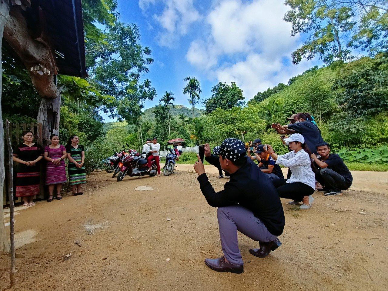 Tập huấn cho bà con dân tộc thiểu số kỹ năng làm du lịch sinh thái.