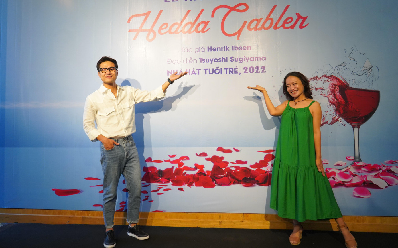 Nghệ sĩ Tú Oanh và Thanh Sơn đang đóng vai mẹ con trong phim "Đấu trí" cũng có mặt cho vở diễn Hedda Gabler. Nghệ sĩ Tú Oanh và Thanh Sơn đang đóng vai mẹ con trong phim "Đấu trí" cũng có mặt cho vở diễn Hedda Gabler.