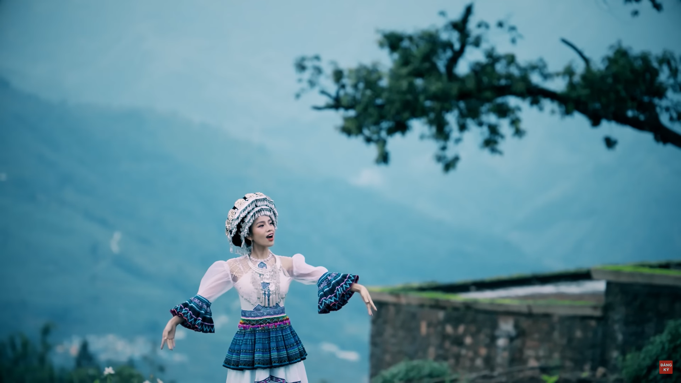 Trang phục được đầu tư công phu để nêu bật nét truyền thống vùng núi Tây Bắc.