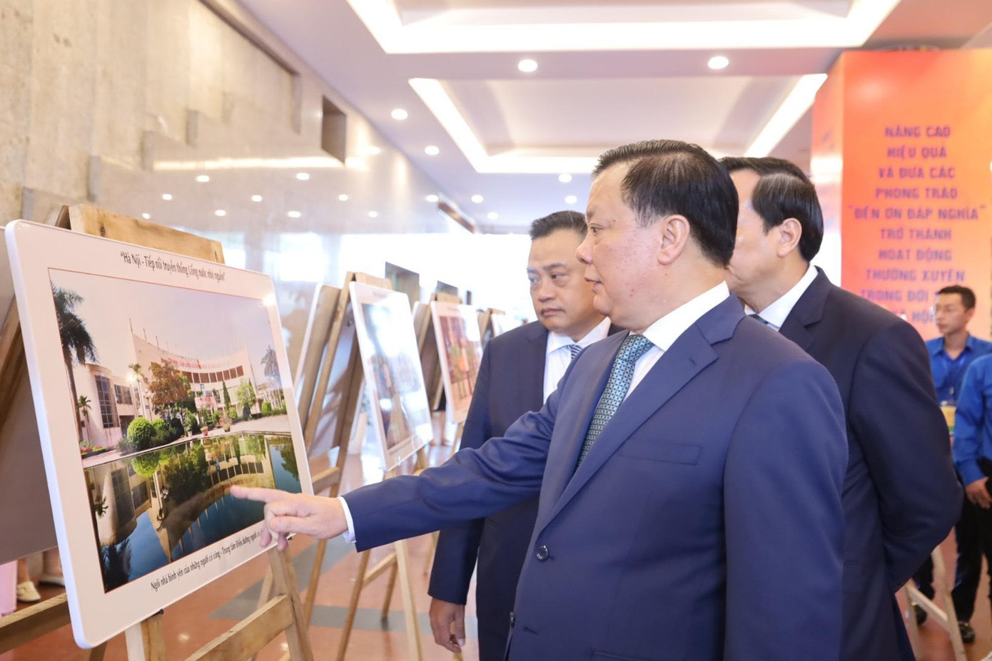 Lãnh đạo TP. Hà Nội dự khai mạc trưng bày ảnh kỷ niệm ngày 27/7.