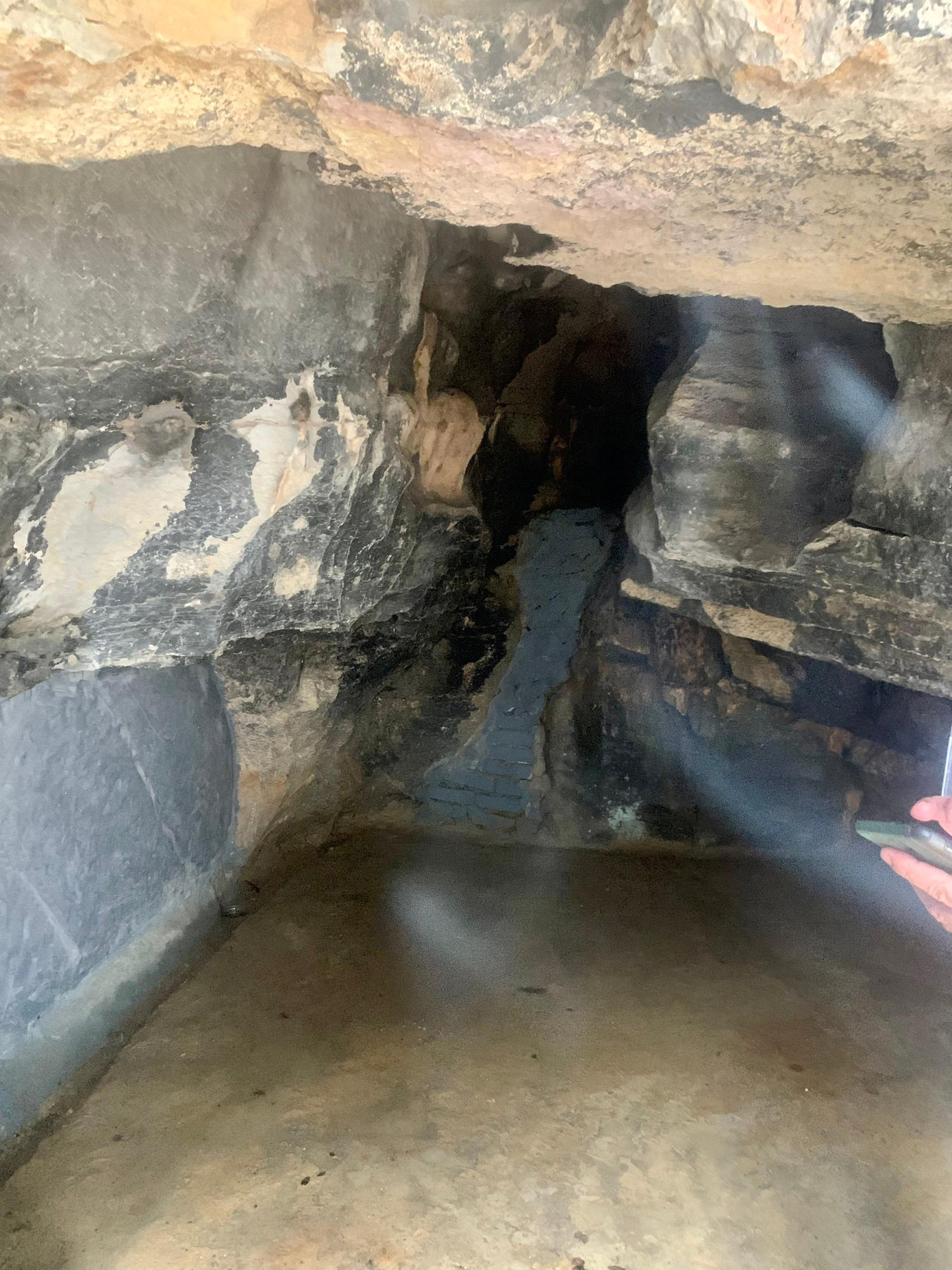 Căn phòng được mô tả đầy đủ tiện nghi với giá gần 100 triệu đồng/đêm, thực tế chỉ là hang đá nền đất. Ảnh: Sở Du lịch Ninh Bình Căn phòng được mô tả đầy đủ tiện nghi với giá gần 100 triệu đồng/đêm, thực tế chỉ là hang đá nền đất. Ảnh: Sở Du lịch Ninh Bình