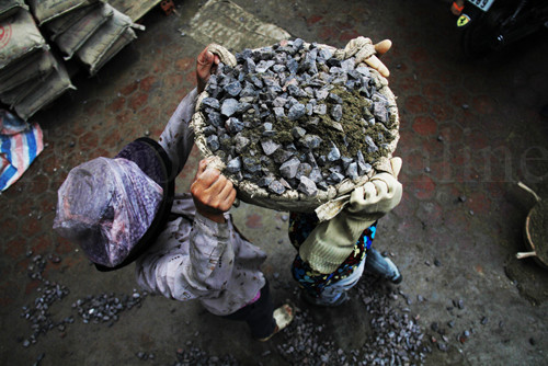 Mỗi thúng đá thường nặng khoảng 20 - 30kg. Trung bình, một ngày, mỗi người phải đội tới cả trăm thúng. Ảnh: Trường Phong.